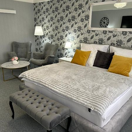 Efipa Glamour Apartments Plzen Bagian luar foto