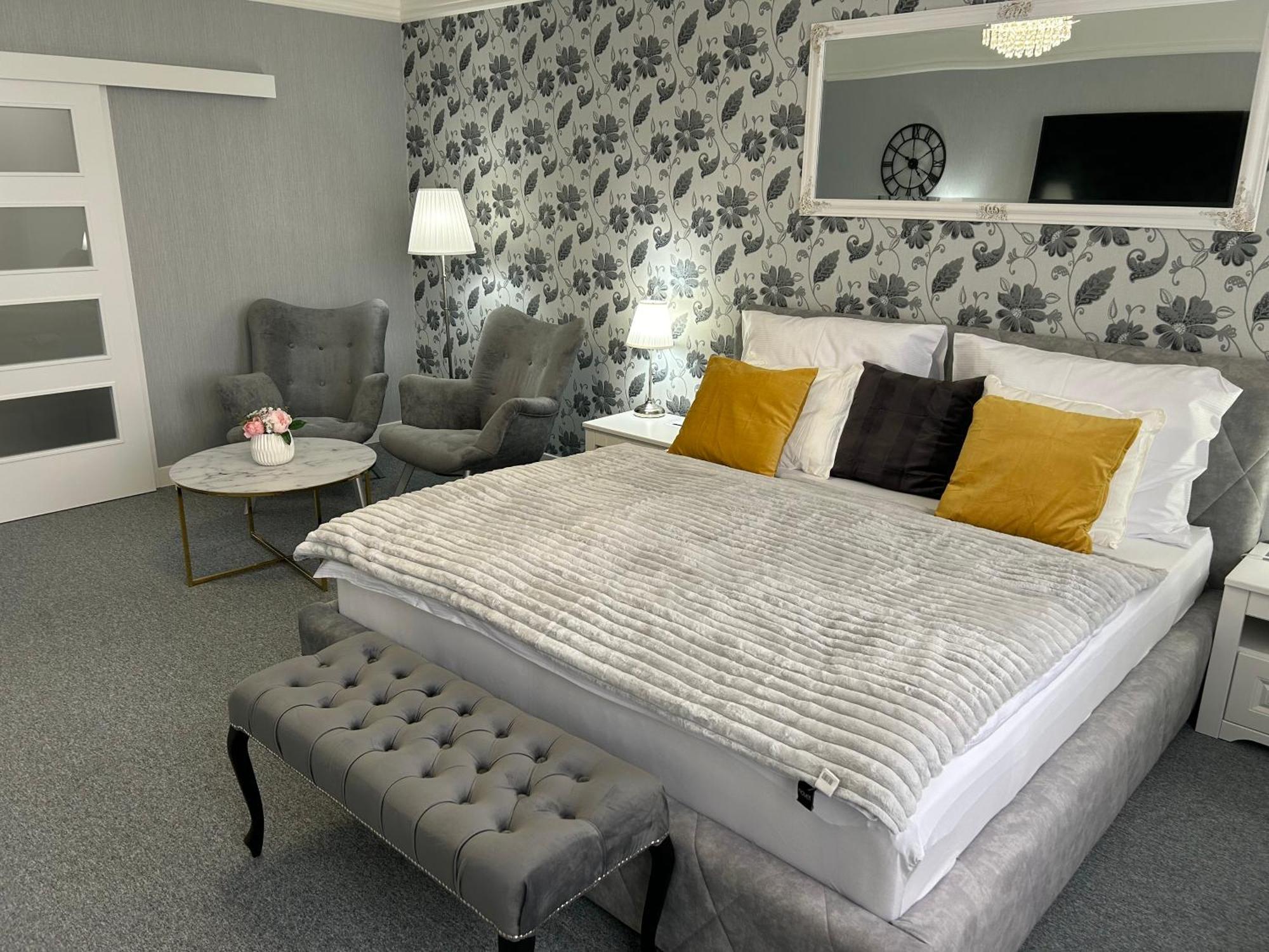 Efipa Glamour Apartments Plzen Bagian luar foto